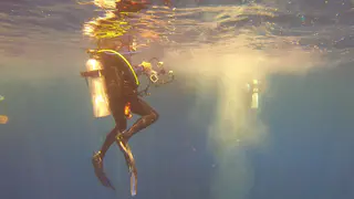 Divers descending