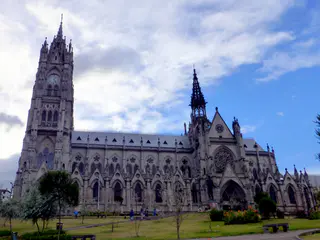 La Basilica Church. Per Tripadvisor, "Considered the largest church in Quito, this impressive building features fine bronze doors, colorful stained glass windows and a tower with sweeping views of the city."