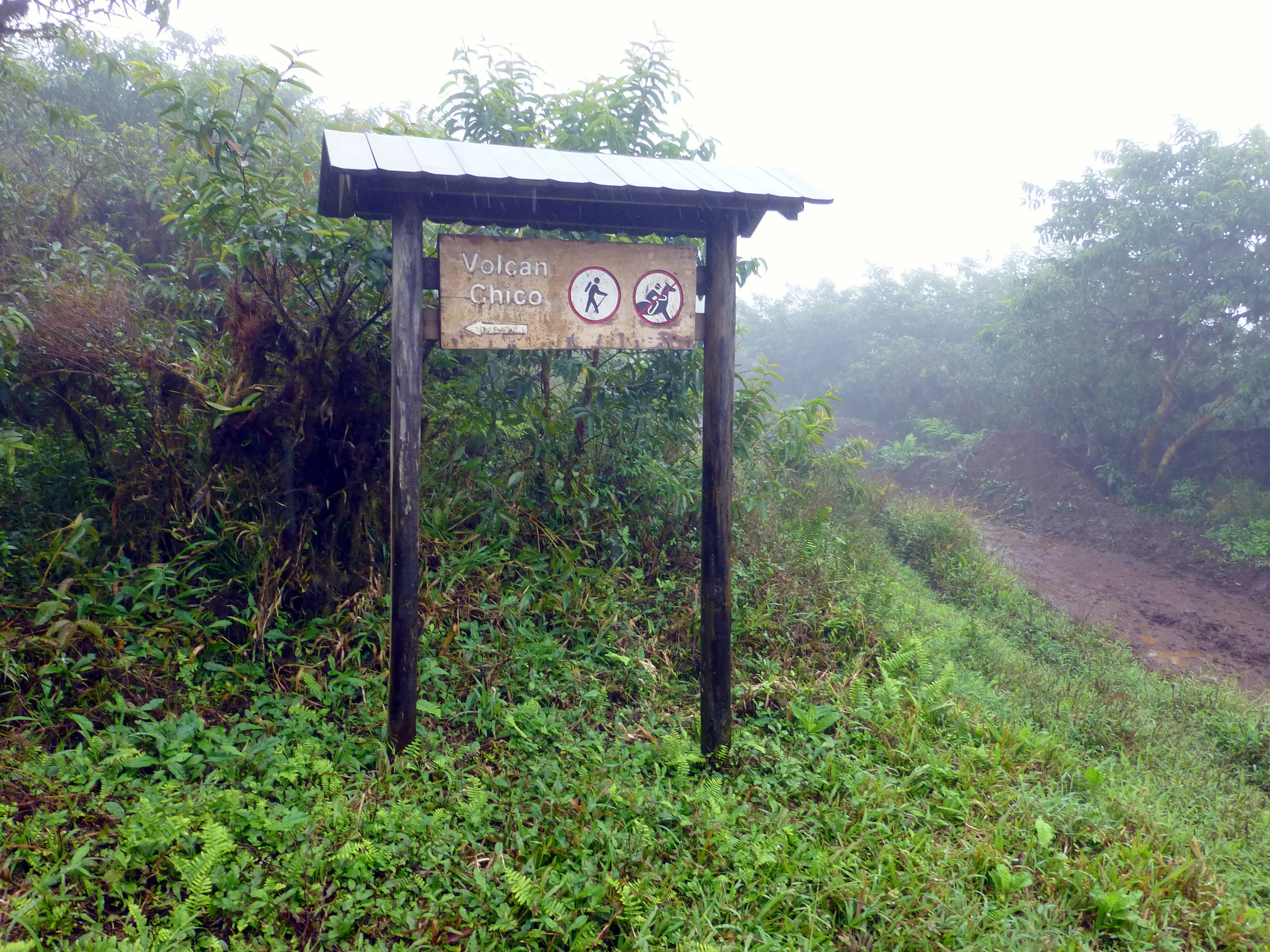 Signpost indicating the path to Volcano Sierra Negra.