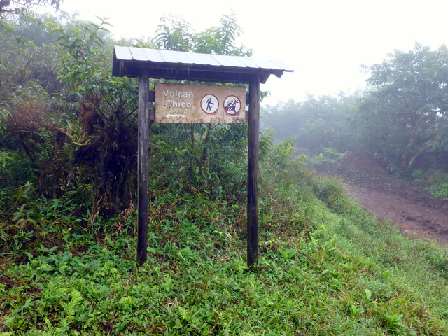 Signpost indicating the path to Volcano Sierra Negra.