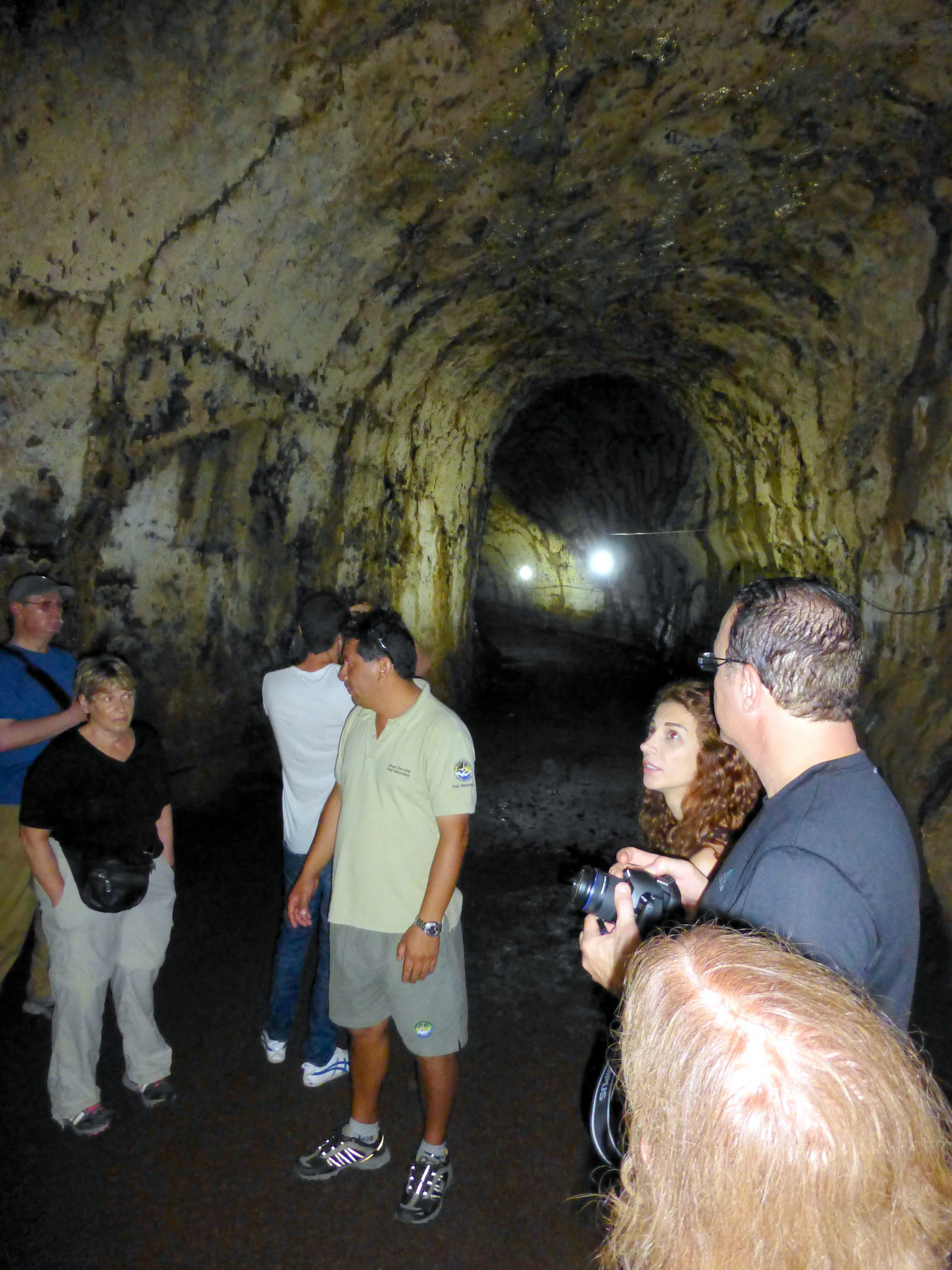 Diego Escobar, our guide, leads us throgh a Lava Tunnel.