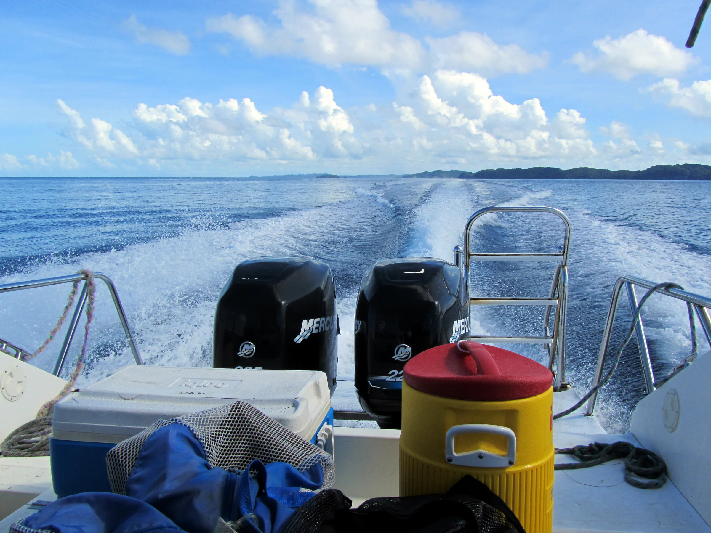 Speeding out to our divesite along the outer reef. Some of the rock islands are behind us.