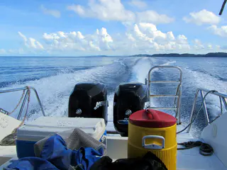 Speeding out to our divesite along the outer reef. Some of the rock islands are behind us.