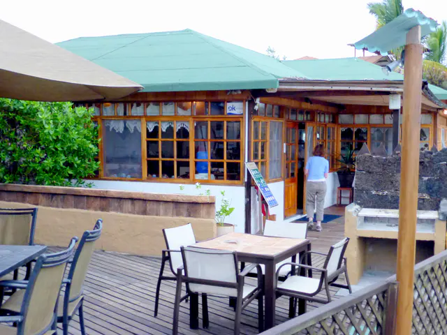 Marybeth enters the restaurant.